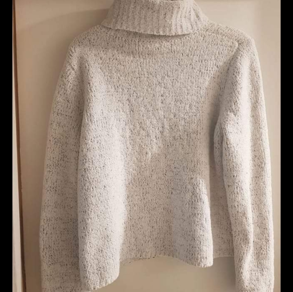 White turtle neck sweater